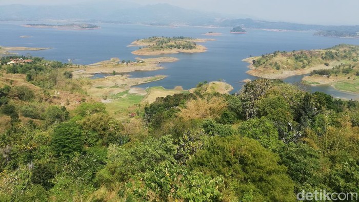 Waduk Jatigede dari atas Puncak Permata