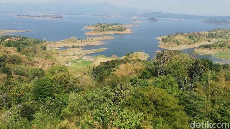 Waduk Jatigede dari atas Puncak Permata Waduk Jatigede dari atas Puncak Permata