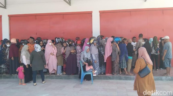 Warga di Bone antre hingga 7 jam demi membeli 2 liter minyak goreng (detikSulsel/Agung Pramono)