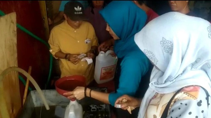 Warga di Sinjai berkerumun antre beli minyak goreng curah karena minyak goreng kemasan sudah 3 bulan tak ada stok (Dok. Istimewa)
