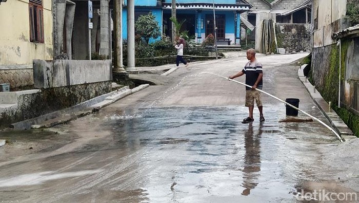 Warga Mulai Bersihkan Abu Vulkanik Merapi Abu vulkanik Gunung Merapi sempat menyelimuti jalanan di Desa Paten, Kabupaten Magelang. Saat ini upaya pembersihan abu sudah dilakukan sebagian warga.