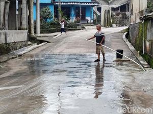 Warga Mulai Bersihkan Abu Vulkanik Gunung Merapi