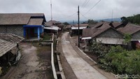 Hujan abu dampak erupsi Gunung Merapi sempat mengguyur Magelang. 