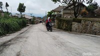 Warga berharap segera turun hujan agar abu vulkanik cepat terbawa air dan permukiman kembali bersih.