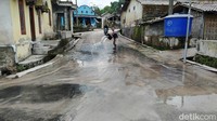 Seorang warga membersihkan abu vulkanik Gunung Merapi yang menyelimuti jalanan di Desa Paten, Kecamatan Dukun, Kabupaten Magelang, Kamis (10/3/2022).