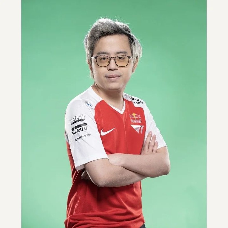 Kenny Deo Alias Xepher, pemain profesional Dota 2 Tanah Air yang mendunia. Terkenal dengan celetukan 'Mamah aku di TI', siapa sangka dahulu dirinya merupakan penjelajah warnet.