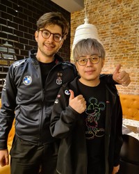 Kenny Deo Alias Xepher, pemain profesional Dota 2 Tanah Air yang mendunia. Terkenal dengan celetukan Mamah aku di TI, siapa sangka dahulu dirinya merupakan penjelajah warnet.