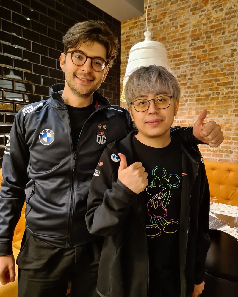 Kenny Deo Alias Xepher, pemain profesional Dota 2 Tanah Air yang mendunia. Terkenal dengan celetukan 'Mamah aku di TI', siapa sangka dahulu dirinya merupakan penjelajah warnet.