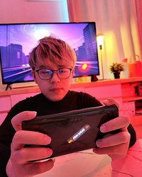 Kenny Deo Alias Xepher, pemain profesional Dota 2 Tanah Air yang mendunia. Terkenal dengan celetukan Mamah aku di TI, siapa sangka dahulu dirinya merupakan penjelajah warnet.