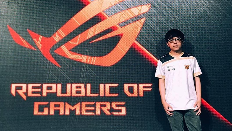 Kenny Deo Alias Xepher, pemain profesional Dota 2 Tanah Air yang mendunia. Terkenal dengan celetukan 'Mamah aku di TI', siapa sangka dahulu dirinya merupakan penjelajah warnet.