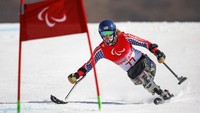 Ravi Drugan dari AS (LW12-2) bertanding di Giant Slalom Sitting Para Alpine Skiing putra di Yanqing National Alpine Skiing Center selama Beijing Winter Paralympic Games di Yanqing, China, Kamis, (10/3/2022). AP/Simon Bruty