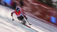 Ravi Drugan dari AS (LW12-2) bertanding di Giant Slalom Sitting Para Alpine Skiing putra di Yanqing National Alpine Skiing Center selama Beijing Winter Paralympic Games di Yanqing, China, Kamis, (10/3/2022). AP/Joel Marklund