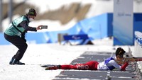 Seorang juri merekam penembakan Liu Xiaobin dari China saat acara berdiri jarak menengah putra di Paralimpiade Musim Dingin 2022, Selasa, (8/3/2022), di Zhangjiakou, China. AP/Shuji Kajiyama