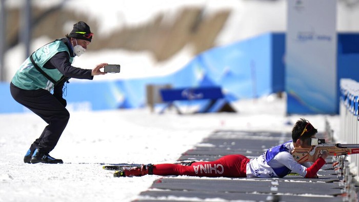 Aksi-aksi Memukau Atlet Paralimpiade Beijing A jury records China's Liu Xiaobin shooting during the men's middle distance standing event at the 2022 Winter Paralympics, Tuesday, March 8, 2022, in Zhangjiakou, China. (AP Photo/Shuji Kajiyama)