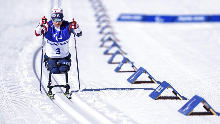 Aksi-aksi Memukau Atlet Paralimpiade Beijing Lera Doederlein, of the United States, (LW12) competes in the Women's Middle Distance Sitting Para Biathlon for the Beijing 2022 Winter Paralympic Games in Zhangjiakou, China, Tuesday, March 8, 2022. (Thomas Lovelock/OIS via AP)