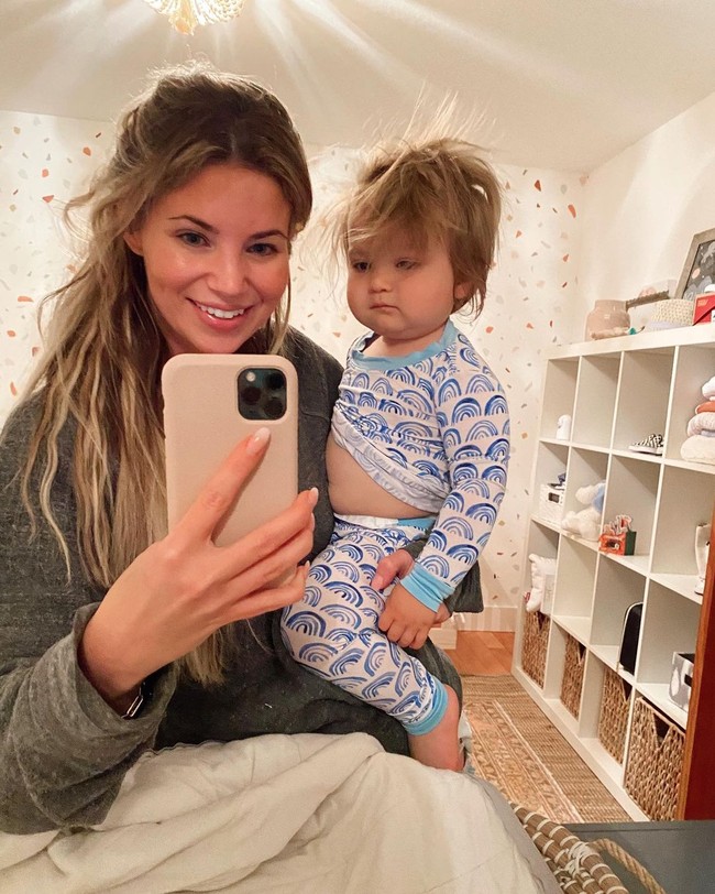 Begini penampilan ibu satu anak itu ketika tidak menggunakan makeup. Foto: Instagram @amberlancaster