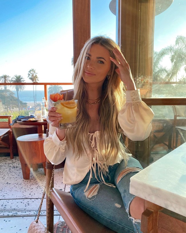 Mereka juga meminta Amber untuk mengungkap rahasia dan rutinitas kecantikannya. Foto: Instagram @amberlancaster