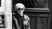 Andy Warhol yang dikenal sebagai pencetus gerakan pop art kini dipopulerkan kembali oleh Netflix melaui film dokumenter yang tayang 9 Maret 2022. Foto: Getty Images/John Minihan