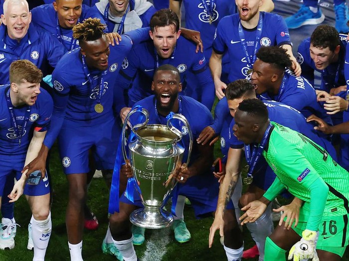 PORTO, PORTUGAL - MAY 29: Antonio Ruediger of Chelsea celebrates with the Champions League Trophy following their team's victory in the UEFA Champions League Final between Manchester City and Chelsea FC at Estadio do Dragao on May 29, 2021 in Porto, Portugal. (Photo by Michael Steele/Getty Images)