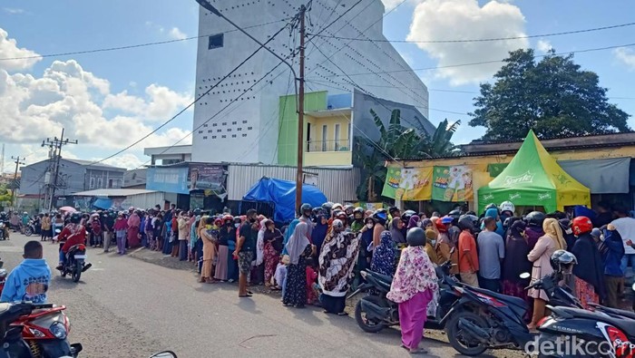 Antrean emak-emak karena berebut minyak goreng di Bone