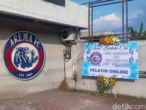 Usai Ditumbangkan Persib, Arema FC Dapat Karangan Bunga Duka Cita