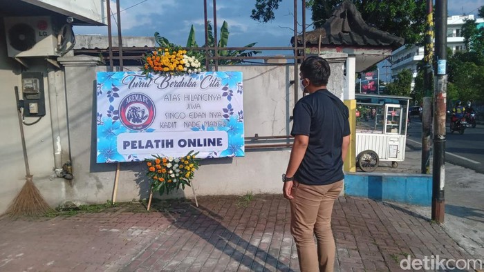 Arema FC kalah 1-2 saat melawan Persib Bandung, Rabu (9/3). Kekalahan tersebut menuai kekecewaan dari banyak pihak.