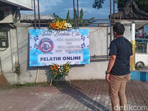 Karangan Bunga Duka Cita di Kantor Arema FC Berisi Aspirasi Aremania