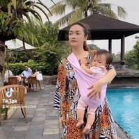 Selanjutnya ada Zaskia Gotik yang pilih menggunakan daster panjang saat berlibur sambil momong anak. Tanpa pulasan makeup, penampilan Zaskia terlihat begitu natural dan sederhana. Foto: Instagram
