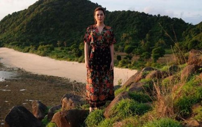 Penyanyi cantik yang satu ini juga sempat mencuri perhatian karena penampilannya saat berlibur ke Lombok. Saat menghabiskan waktu di sana, Raisa tampil menawan mengenakan daster berwarna hitam dengan dipenuhi motif bunga berwarna merah. Foto: Instagram