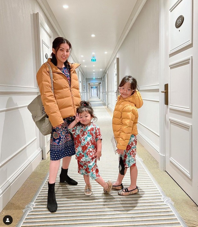 Istri dari Ruben Onsu, Sarwendah memang diketahui gemar mengenakan daster. Bahkan sampai saat berlibur ke Paris pun Sarwendah tak lupa membawa dan mengenakan daster andalannya. Walaupun mengenakan daster, penampilannya tetap terlihat stylish. Daster berwarna biru yang dikenakannya itu tampak dipadukan dengan jaket berwarna kuning dan sepatu boots. Foto: Instagram