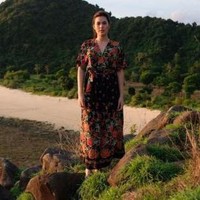 Penyanyi cantik yang satu ini juga sempat mencuri perhatian karena penampilannya saat berlibur ke Lombok. Saat menghabiskan waktu di sana, Raisa tampil menawan mengenakan daster berwarna hitam dengan dipenuhi motif bunga berwarna merah. Foto: Instagram