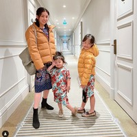 Istri dari Ruben Onsu, Sarwendah memang diketahui gemar mengenakan daster. Bahkan sampai saat berlibur ke Paris pun Sarwendah tak lupa membawa dan mengenakan daster andalannya. Walaupun mengenakan daster, penampilannya tetap terlihat stylish. Daster berwarna biru yang dikenakannya itu tampak dipadukan dengan jaket berwarna kuning dan sepatu boots. Foto: Instagram