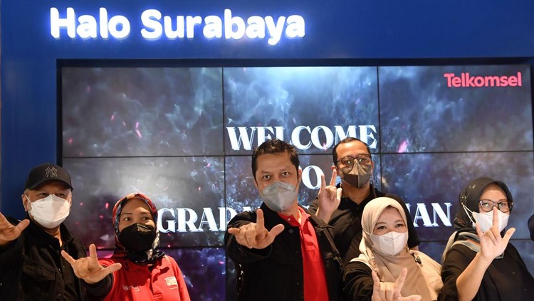 Asyik Banget! Ini Bukan Cafe, Tapi Grapari Telkomsel di Jawa Timur Telkomsel terus hadir dan memperkuat ekosistem digital tanah air melalui produk-produk teranyarnya. Serta memperbaiki sistem layanan terhadap pelanggannya. Seperti ini salah satunya.
Lebih Digitalized, Telkomsel hadirkan Grapari Panglima Soedirman Surabaya, Jawa Timur yang tempatnya asyik banget. Berasa lagi ada di Cafe lho.
Ini sejalan dengan identitas Telkomsel sebagai leading digital company dan operator telekomunikasi dengan jumlah pelanggan terbesar di Indonesia.
