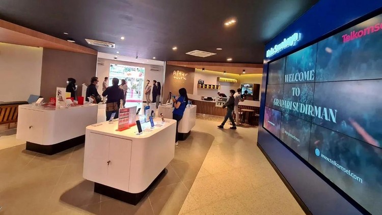 Asyik Banget! Ini Bukan Cafe, Tapi Grapari Telkomsel di Jawa Timur Telkomsel terus hadir dan memperkuat ekosistem digital tanah air melalui produk-produk teranyarnya. Serta memperbaiki sistem layanan terhadap pelanggannya. Seperti ini salah satunya.
Lebih Digitalized, Telkomsel hadirkan Grapari Panglima Soedirman Surabaya, Jawa Timur yang tempatnya asyik banget. Berasa lagi ada di Cafe lho.
Ini sejalan dengan identitas Telkomsel sebagai leading digital company dan operator telekomunikasi dengan jumlah pelanggan terbesar di Indonesia.