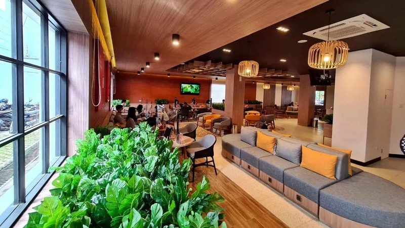 Telkomsel terus hadir dan memperkuat ekosistem digital tanah air melalui produk-produk teranyarnya. Serta memperbaiki sistem layanan terhadap pelanggannya. Seperti ini salah satunya.

Lebih Digitalized, Telkomsel hadirkan Grapari Panglima Soedirman Surabaya, Jawa Timur yang tempatnya asyik banget. Berasa lagi ada di Cafe lho.

Ini sejalan dengan identitas Telkomsel sebagai leading digital company dan operator telekomunikasi dengan jumlah pelanggan terbesar di Indonesia.