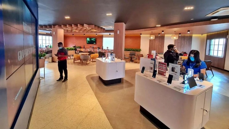 Telkomsel terus hadir dan memperkuat ekosistem digital tanah air melalui produk-produk teranyarnya. Serta memperbaiki sistem layanan terhadap pelanggannya. Seperti ini salah satunya.

Lebih Digitalized, Telkomsel hadirkan Grapari Panglima Soedirman Surabaya, Jawa Timur yang tempatnya asyik banget. Berasa lagi ada di Cafe lho.

Ini sejalan dengan identitas Telkomsel sebagai leading digital company dan operator telekomunikasi dengan jumlah pelanggan terbesar di Indonesia.