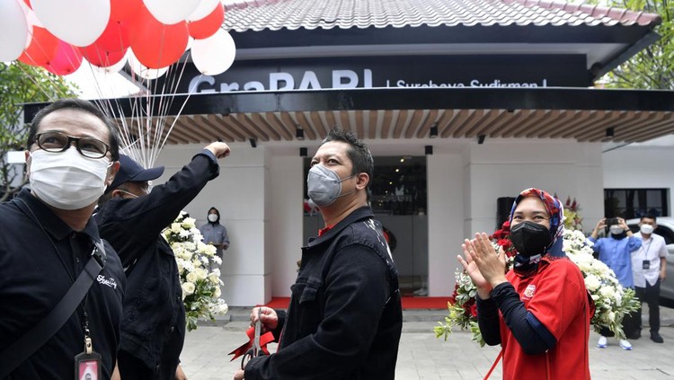 Asyik Banget! Ini Bukan Cafe, Tapi Grapari Telkomsel di Jawa Timur Telkomsel terus hadir dan memperkuat ekosistem digital tanah air melalui produk-produk teranyarnya. Serta memperbaiki sistem layanan terhadap pelanggannya. Seperti ini salah satunya.
Lebih Digitalized, Telkomsel hadirkan Grapari Panglima Soedirman Surabaya, Jawa Timur yang tempatnya asyik banget. Berasa lagi ada di Cafe lho.
Ini sejalan dengan identitas Telkomsel sebagai leading digital company dan operator telekomunikasi dengan jumlah pelanggan terbesar di Indonesia.