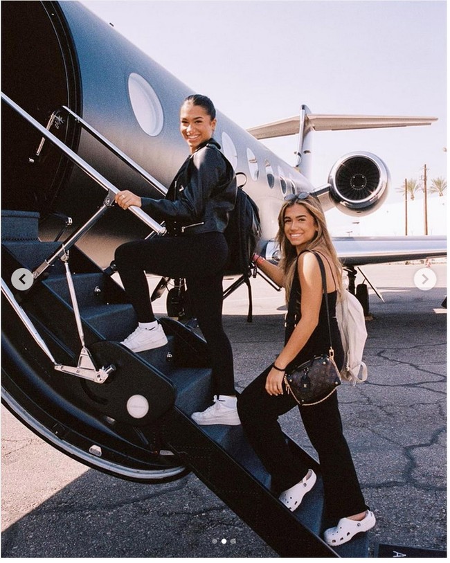 Setahun setelah aksinya berpose di jet pribadi yang ternyata bohongan ketahuan, Azra Mian kembali melakukan gaya serupa. Dia mengunggah foto naik jet pribadi bersama saudari kembarnya Aisha Mian. Foto: Instagram