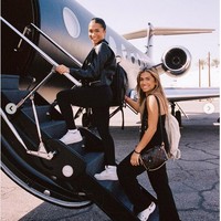 Setahun setelah aksinya berpose di jet pribadi yang ternyata bohongan ketahuan, Azra Mian kembali melakukan gaya serupa. Dia mengunggah foto naik jet pribadi bersama saudari kembarnya Aisha Mian. Foto: Instagram