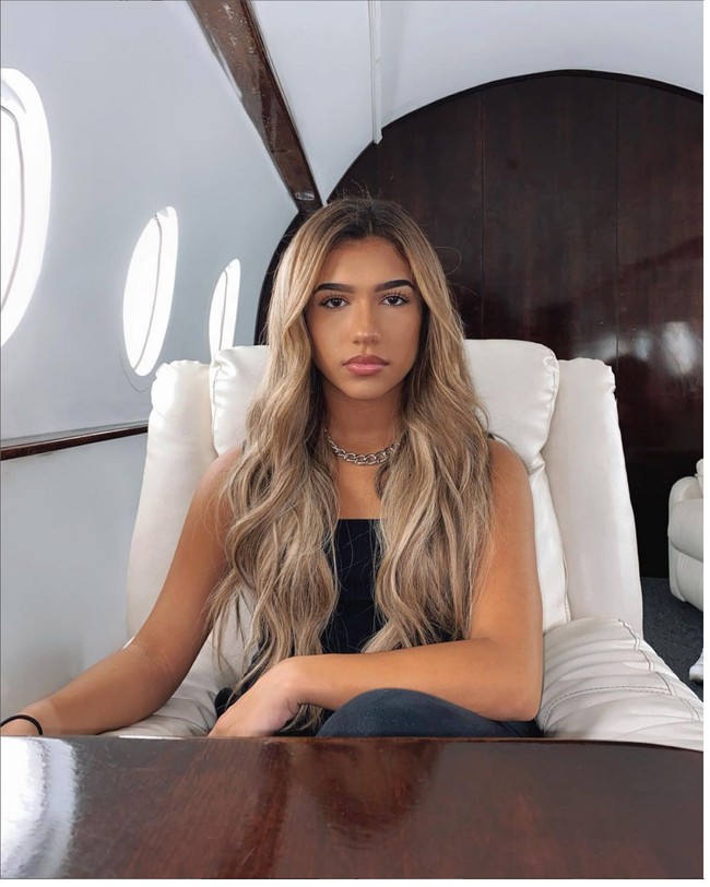 Azra Mian mengunggah fotonya berpose duduk di kursi pesawat jet pribadi pada September 2020. “nExt StOp,” demikian dia menulis pada keterangan fotonya. Foto: Instagram