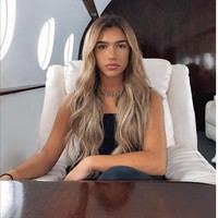 Azra Mian mengunggah fotonya berpose duduk di kursi pesawat jet pribadi pada September 2020. “nExt StOp,” demikian dia menulis pada keterangan fotonya. Foto: Instagram