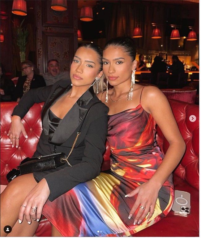 Azra Mian meraih popularitasnya setelah kerap membuat video di YouTube. Bersama saudara kembarnya Aisha Mian mereka kerap muncul di channel YouTube khusus anak kembar, Squared. Foto: Instagram