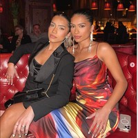 Azra Mian meraih popularitasnya setelah kerap membuat video di YouTube. Bersama saudara kembarnya Aisha Mian mereka kerap muncul di channel YouTube khusus anak kembar, Squared. Foto: Instagram