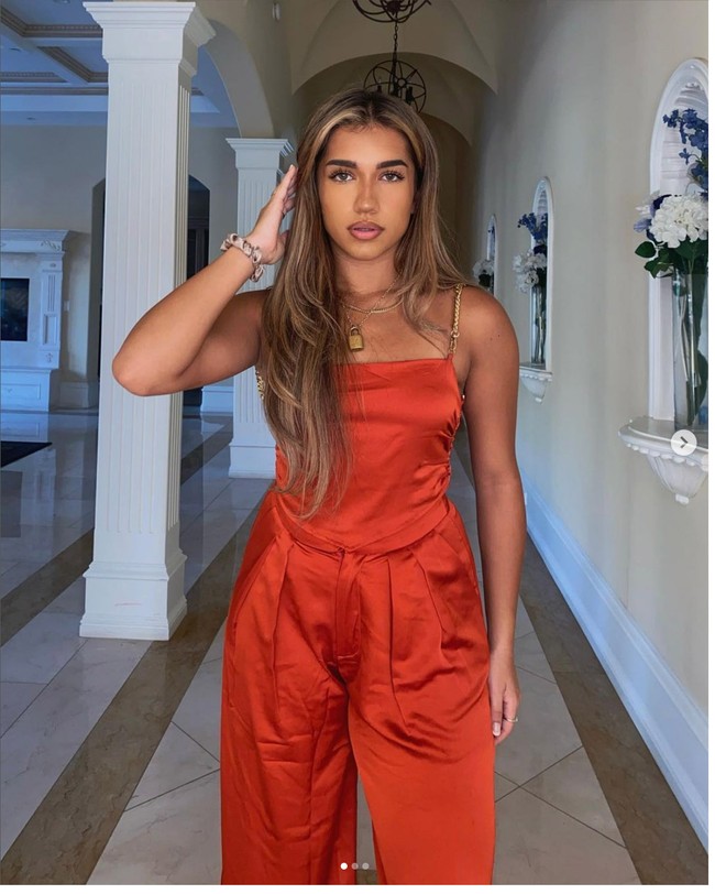 Namun kemudian caption foto di Instagram itu dieditnya setelah seorang pengguna Twitter membongkar keberadaan studio foto yang kerap digunakan orang untuk berpose seperti di private jet atau jet pribadi. Studio foto dengan setting jet pribadi itu berada di California, Amerika Serikat. Foto: Instagram