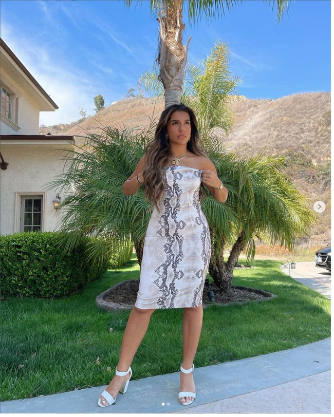 Azra Mian merupakan selebgram asal New York yang kebohongannya berfoto di jet pribadi pernah terungkap. Azra populer di Instagram dengan pengikut lebih dari 800 ribu. Foto: Instagram