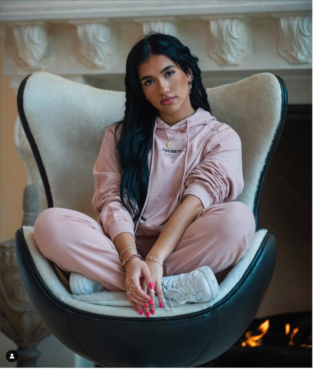 Azra Mian termasuk selebgram yang ikut berpose di studio foto ini. Setelah ketahuan bohong dia sempat mengedit keterangan fotonya. “Next stop (it was just a set btw),” tulisnya. Dia mengakui bahwa posenya itu dilakukan di studio foto. Foto: Instagram