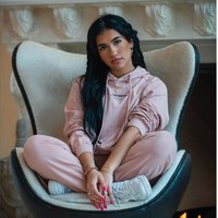 Azra Mian termasuk selebgram yang ikut berpose di studio foto ini. Setelah ketahuan bohong dia sempat mengedit keterangan fotonya. “Next stop (it was just a set btw),” tulisnya. Dia mengakui bahwa posenya itu dilakukan di studio foto. Foto: Instagram