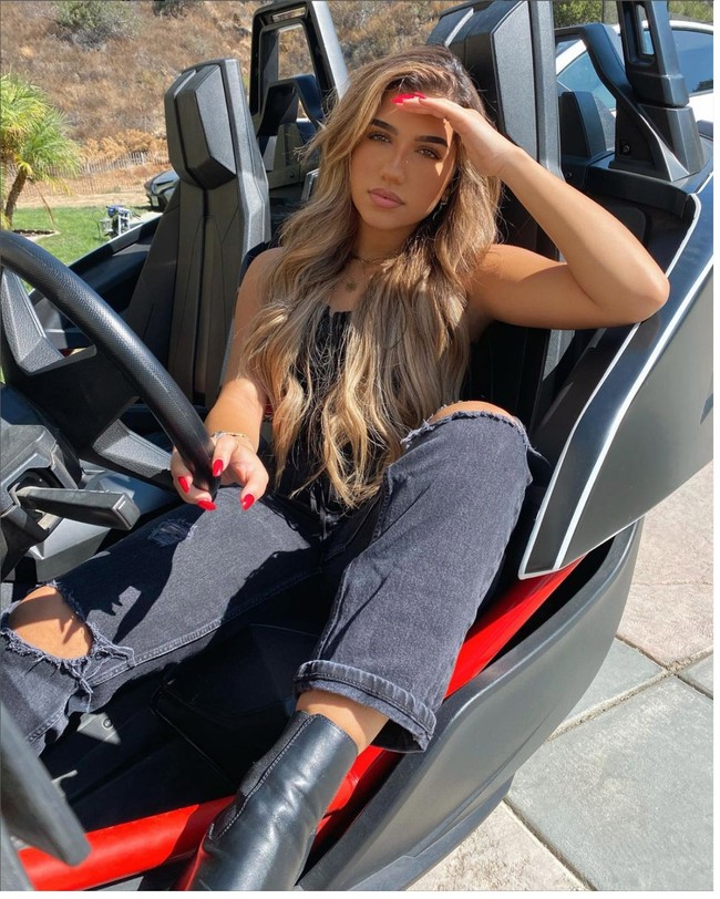 Azra Mian dan kembarannya Asha, kemudian membuat channel YouTube sendiri yaitu Mian Twins yang saat ini memiliki lebih dari 362 ribu subscriber. Foto: Instagram