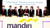 (Ki-ka) Direktur Manajemen Risiko Bank Mandiri Ahmad Siddik Badruddin, Wakil Komisaris Utama Bank Mandiri Andrinof Chaniago, Direktur Utama Bank Mandiri Darmawan Junaidi, Komisaris Utama Bank Mandiri M. Chatib Basri, Wakil Direktur Utama Bank Mandiri Alexandra Askandar, Komisaris Bank Mandiri Rionald Silaban dan Direktur Kepatuhan & SDM Bank Mandiri Agus Dwi Handaya berbincang di sela Rapat Umum Pemegang Saham Tahunan (RUPST) Bank Mandiri di Jakarta, Kamis (10/3).