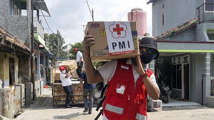 PMI Provinsi DKI Jakarta kirim bantuan kemanusiaan tahap kedua untuk korban banjir Banten. Bantuan yang diberikan berupa peralatan kesehatan hingga makanan.